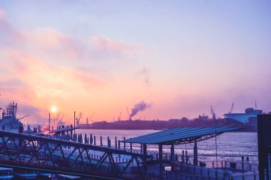 Landungsbrcken im farbenfrohen Morgenlicht 
