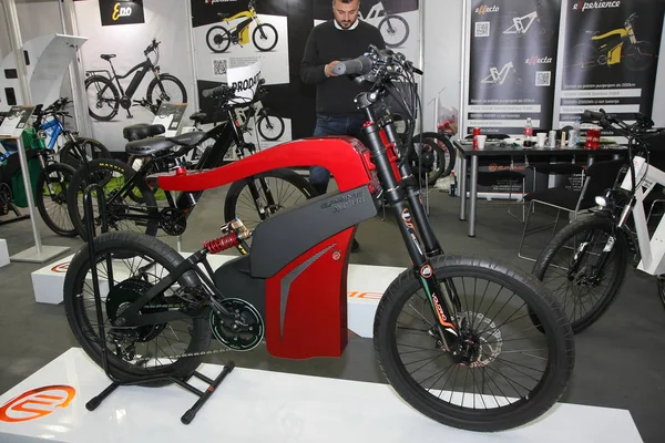 Belgrad, Sırbistan-Mart 27,2018: Elektrikli bisiklet E Prime deneyim Ddor Bg araba göster: 06 