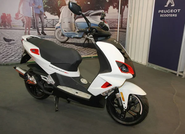 Belgrado Servië Maart 2018 Peugeot Scooter Speedfight Ddor Auto Toon Rechtenvrije Stockfoto's