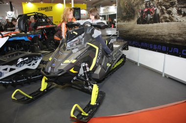 Belgrad, Sırbistan-Mart 27,2018: Polaris 800 Pro-Rmk 163 Snowmobile Ddor Bg araba gösterisi 06 