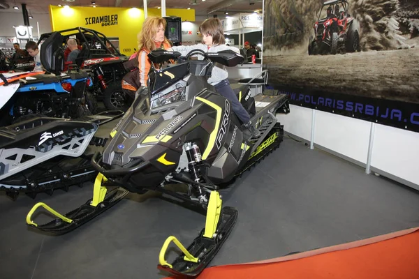 Belgrad, Sırbistan-Mart 27,2018: Polaris 800 Pro-Rmk 163 Snowmobile Ddor Bg araba gösterisi 06 