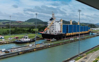 Panama Kanalı'ndan geçen konteyner gemisi