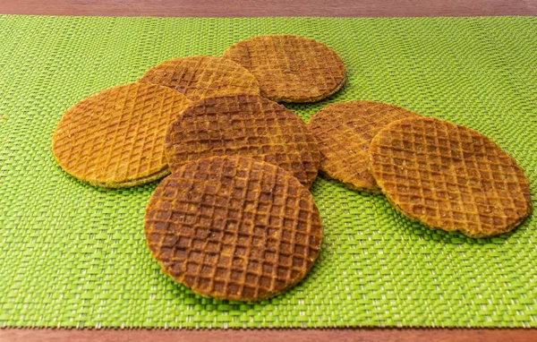 Stroop wafels watered on a green tablecloth — Stock Photo, Image