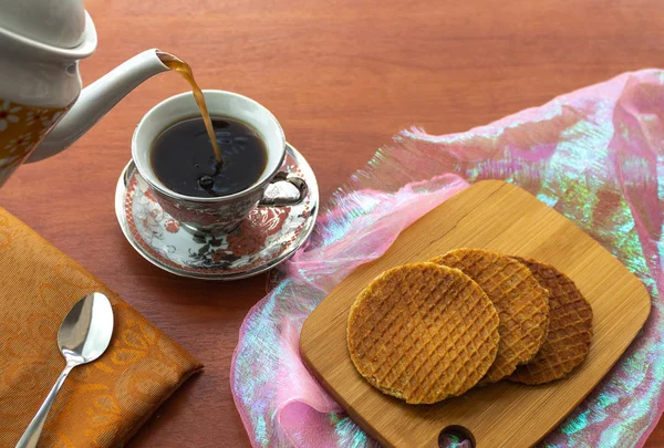 Stroopwafels mit Kaffee aus einem Krug — Stockfoto