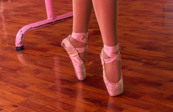 Ballerina che prova con le sue ciabatte rosa di balletto — Foto Stock