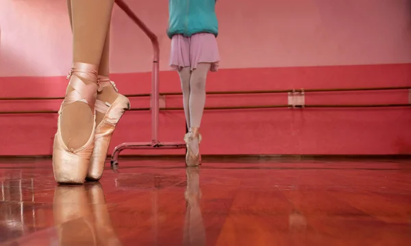 Ragazze nella loro classe di balletto — Foto Stock