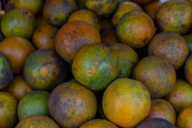 bir süpermarkette görüntülenen portakal yapılmış doku