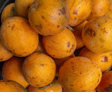 Satılık sarı granadillalar