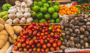 Bir pazarda sergilenen sebze ve baklagiller grubu