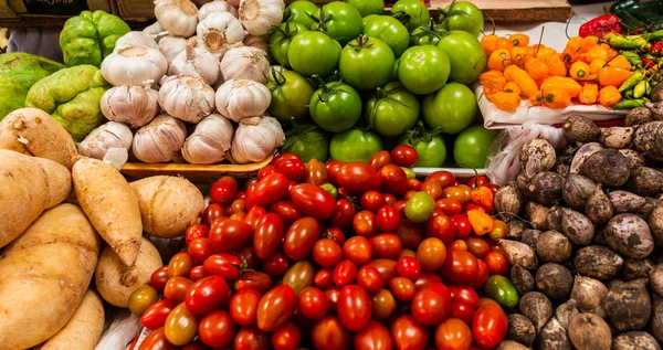 Gıda hazırlamak için satılık sebze ve baklagiller farklı gruplar