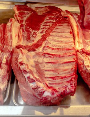 Bir kasap dükkanının vitrininde sığır kaburga