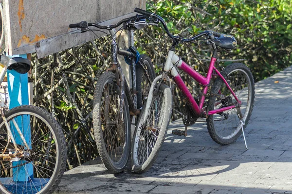 표지판 옆 공원 공간에 주차된 자전거 — 스톡 사진