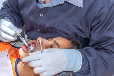 Dişçi ofisinde genç bir kız için parantez güvence