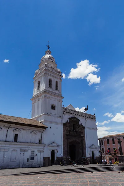 Ekvador'un quito başkentinin tarihi merkezinde Santo Domingo kilisesi — Stok fotoğraf