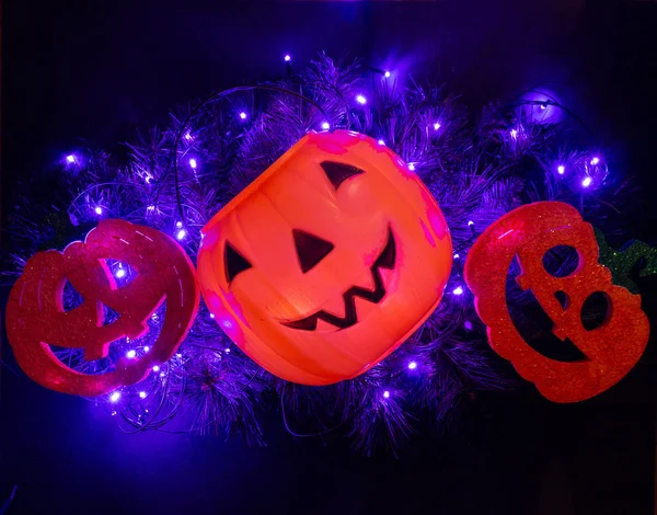 Fondo de calabazas en fondo oscuro con pequeñas luces —  Fotos de Stock