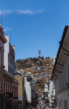 Calle en el centro histórico de Quito con vista a la Virgen del Panecillo