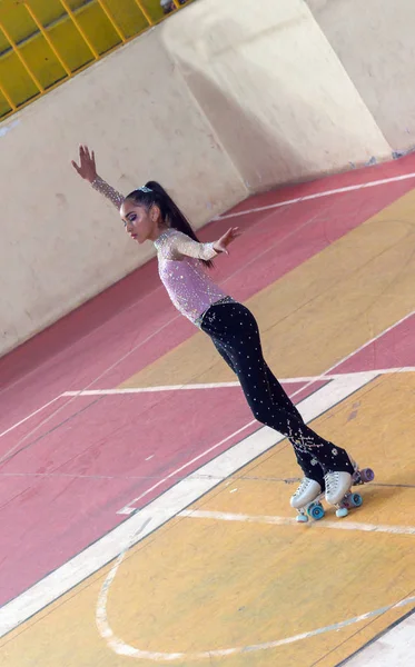 Chica en competición de patinaje sobre ruedas con traje de gala y purpurina — Foto de Stock