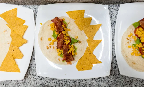 Foto Aérea Taco Con Tortillas Tocino Lechuga Granos Maíz Platos —  Fotos de Stock