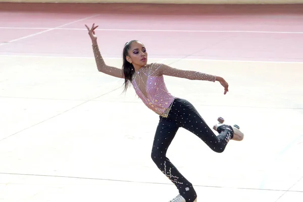 Ragazza Adolescente Elegante Pattinaggio Figura Routine — Foto Stock