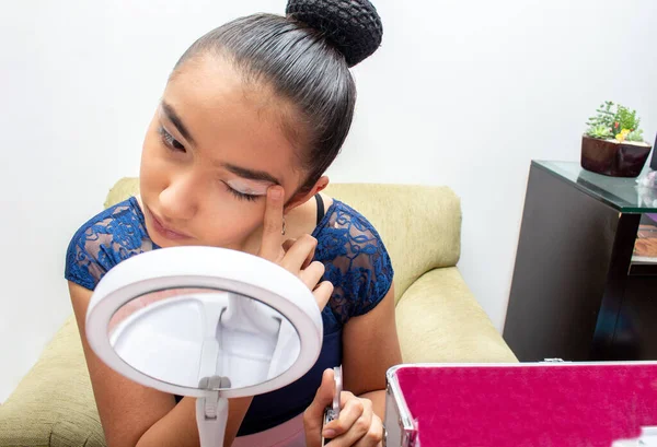 Gadis Remaja Menyentuh Make Dengan Satu Jari Depan Cermin Kecil — Stok Foto