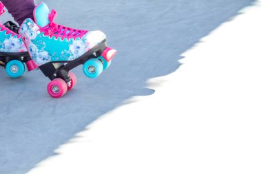 Gri arkaplandaki renkli patenlerin yakın çekimi. Artistik patinaj için paten