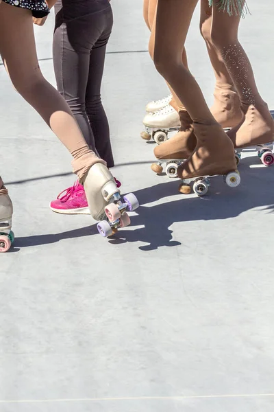 Close Van Benen Van Meisjes Die Schaatsen Naast Een Meisje — Stockfoto