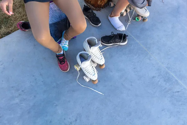 フィギュアスケートの練習のためにローラースケートを置く女の子のトップビュー スケーターの足 — ストック写真