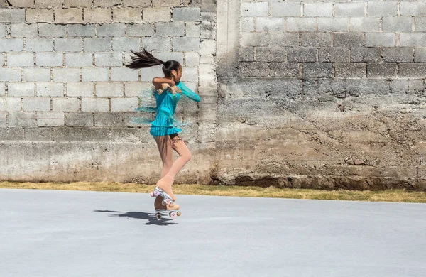 トレーニング中にローラースケートに飛び乗る10代の女の子 屋外フィギュアスケートの要素 — ストック写真