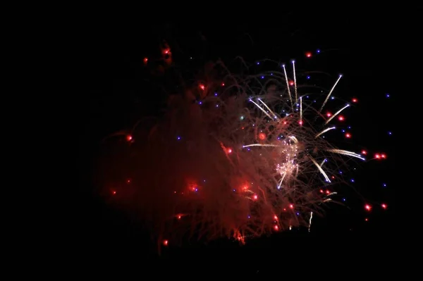 Sfondo Fuochi Artificio Esplosione Colore Bellezza Attraverso Cieli Notturni Mentre — Foto Stock