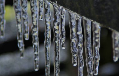 Korkuluktan sarkan buz sarkıtları, yakından görünümü