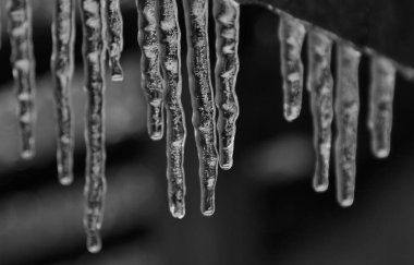 Korkuluktan sarkan buz sarkıtları, yakından görünümü