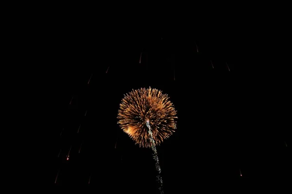 烟花背景 随着庆祝活动的拉开序幕 夜空中色彩和美的爆炸 独立日及元旦派对 色彩缤纷的光和标志性装饰 — 图库照片