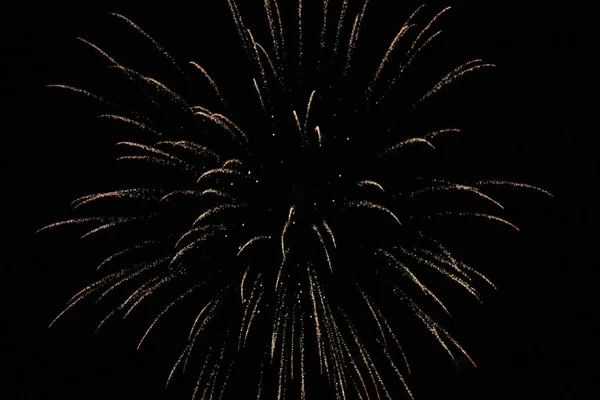 花火の背景 お祝いが始まると夜空を通して色と美しさの爆発 光と象徴的な装飾のカラフルな筋の独立記念日と新年パーティー — ストック写真