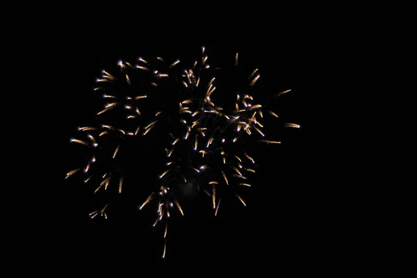 花火の背景 お祝いが始まると夜空を通して色と美しさの爆発 光と象徴的な装飾のカラフルな筋の独立記念日と新年パーティー — ストック写真