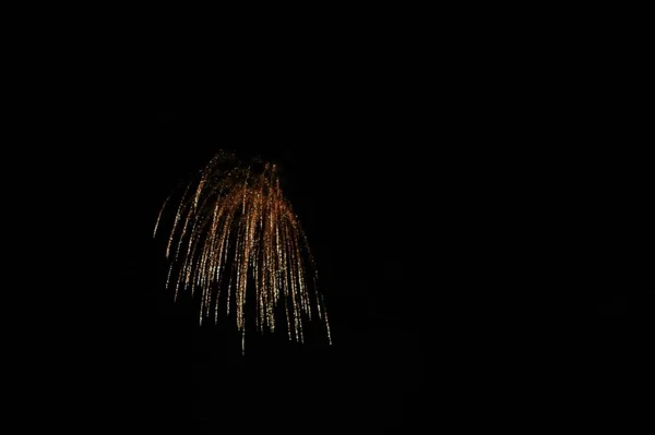 Sfondo Fuochi Artificio Esplosione Colore Bellezza Attraverso Cieli Notturni Mentre — Foto Stock