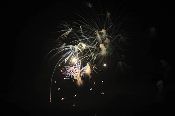 Fogos Artifício Explosão Cor Beleza Através Céu Noturno Como Celebrações — Fotografia de Stock