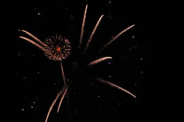 花火の背景 お祝いが始まると夜空を通して色と美しさの爆発 光と象徴的な装飾のカラフルな筋の独立記念日と新年パーティー — ストック写真