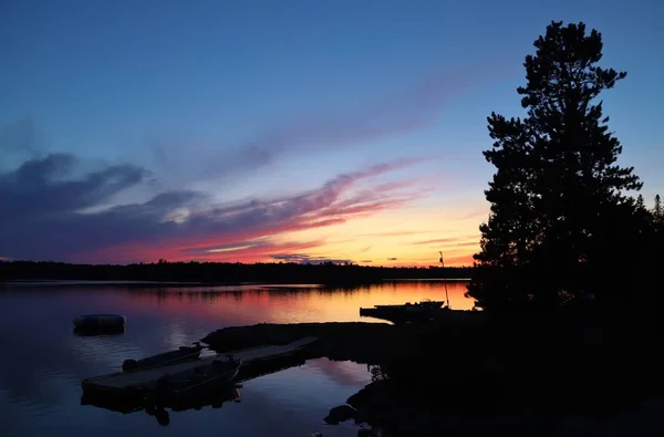 夕暮れ時の曇天下の湖のドックの風景 — ストック写真