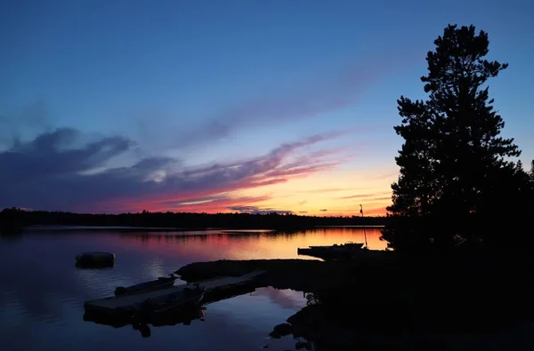 Gün batımında bulutlu gökyüzünün altında rıhtımın manzarası 
