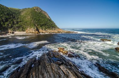Tsitsikamma Milli Parkı, manzara Hint okyanus dalgaları, kayalar. Güney Afrika, Garden Route, Eastern Cape. Güney Afrikalı manzara