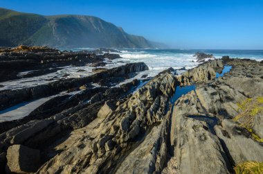 Tsitsikamma Milli Parkı, manzara Hint Okyanusu yeşil su. Güney Afrika, Garden Route, Eastern Cape. Güney Afrikalı manzara