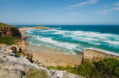 Robberg doğa rezerv yukarıdan harika plaj ve Hint Okyanusu dalgaları. Plettenberg bay yakınındaki Bahçe rota plajları. Robberg Yarımadası, Güney Afrika plaj. Vahşi güzel manzaralar