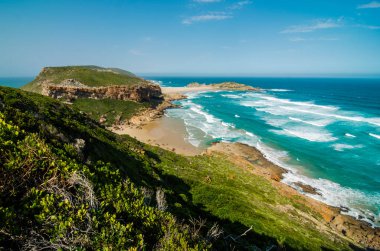 Robberg doğa rezerv yukarıdan harika plaj ve Hint Okyanusu dalgaları. Plettenberg bay yakınındaki Bahçe rota plajları. Robberg Yarımadası, Güney Afrika plaj. Vahşi güzel manzaralar