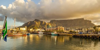 Cape Town Limanı, Victoria ve Alfred Waterfront günbatımı. Masa Dağı, Güney Afrika