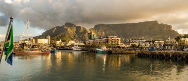 Cape Town Limanı, Victoria ve Alfred Waterfront günbatımı. Masa Dağı, Güney Afrika