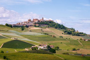 La Morra tepenin üstünde. Langhe, Piedmont, İtalya, Unesco mirası. Barolo'dan görünüm