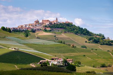 La Morra tepenin üstünde. Langhe, Piedmont, İtalya, Unesco mirası. Barolo'dan görünüm