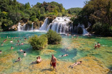 Yeşil bir suluboya nehirde yüzme insanlar, Krka National Park, Dalmatia, Hırvatistan Sibenik yakınında