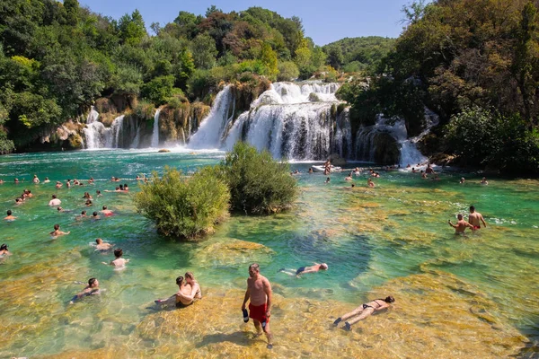 Mensen Zwemmen Een Groene Aquarel Rivier Krka National Park Dalmatië — Stockfoto