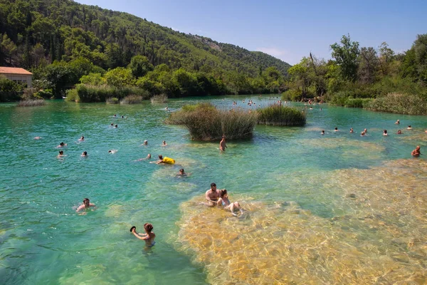 Mensen Zwemmen Een Groene Aquarel Rivier Krka National Park Dalmatië — Stockfoto